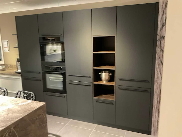 Schuller c fma fino matt-c avo avola eiland showroomkeuken met hoekwandopstelling en hoge kastenwand - afbeelding 6 van  59