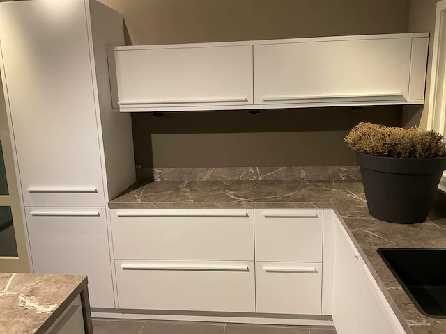 Schuller c fma fino matt-c avo avola eiland showroomkeuken met hoekwandopstelling en hoge kastenwand - afbeelding 8 van  59