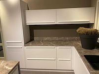 Schuller c fma fino matt-c avo avola eiland showroomkeuken met hoekwandopstelling en hoge kastenwand - afbeelding 8 van  59