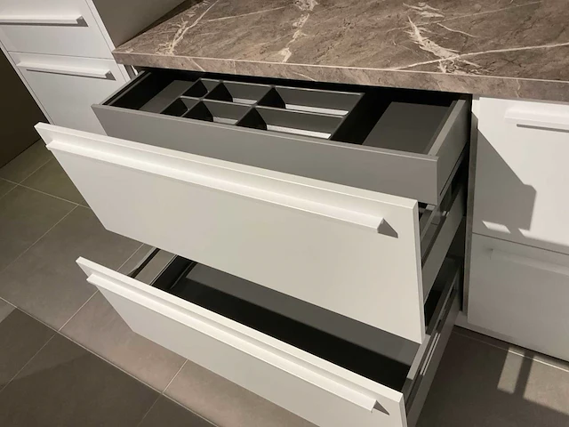 Schuller c fma fino matt-c avo avola eiland showroomkeuken met hoekwandopstelling en hoge kastenwand - afbeelding 9 van  59
