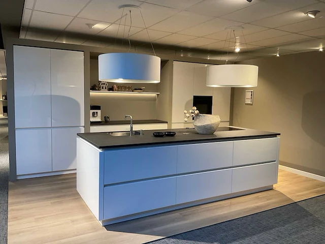 Schuller c gal gala eiland showroomkeuken met wandopstelling - afbeelding 1 van  42