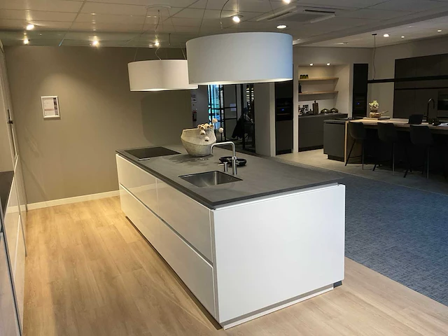 Schuller c gal gala eiland showroomkeuken met wandopstelling - afbeelding 4 van  42
