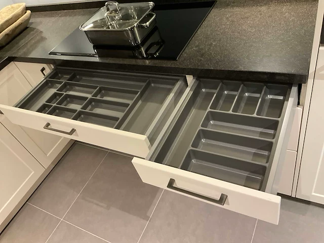 Schuller c via vienna satin hoekopgestelde showroomkeuken - afbeelding 10 van  28