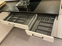 Schuller c via vienna satin hoekopgestelde showroomkeuken - afbeelding 10 van  28