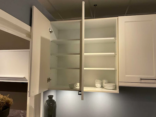 Schuller c via vienna satin hoekopgestelde showroomkeuken - afbeelding 11 van  28