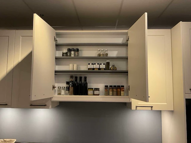 Schuller c via vienna satin hoekopgestelde showroomkeuken - afbeelding 12 van  28
