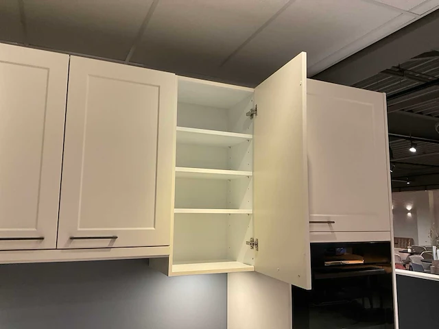 Schuller c via vienna satin hoekopgestelde showroomkeuken - afbeelding 13 van  28