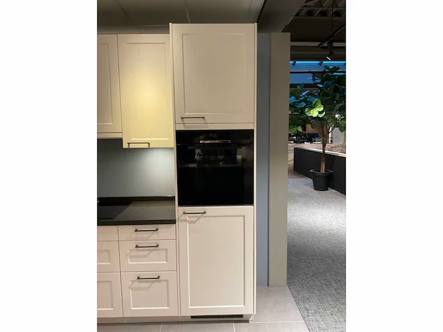 Schuller c via vienna satin hoekopgestelde showroomkeuken - afbeelding 14 van  28
