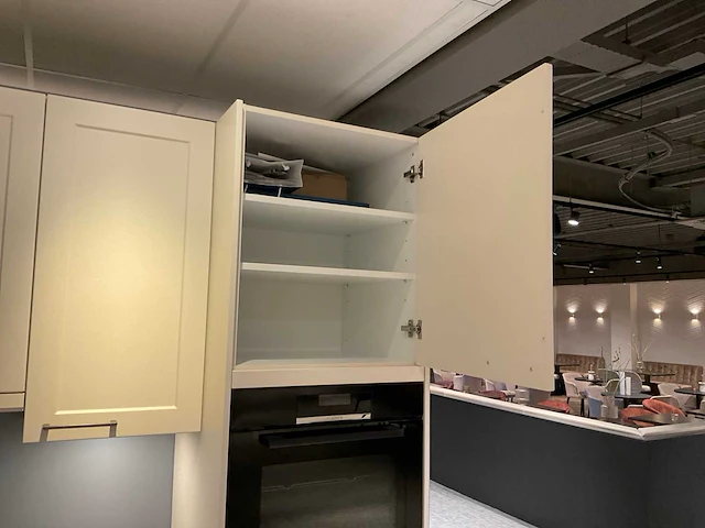 Schuller c via vienna satin hoekopgestelde showroomkeuken - afbeelding 15 van  28