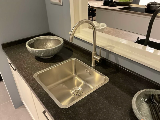 Schuller c via vienna satin hoekopgestelde showroomkeuken - afbeelding 19 van  28