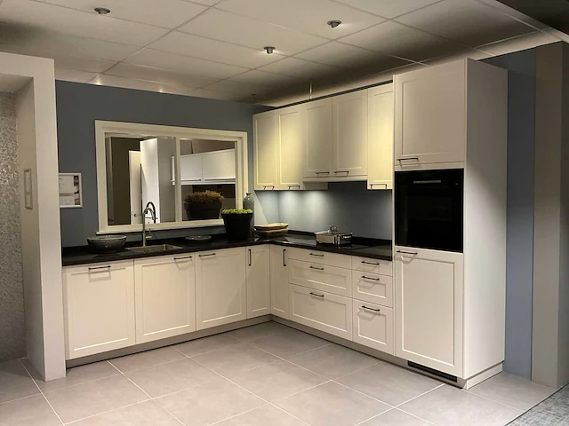 Schuller c via vienna satin hoekopgestelde showroomkeuken - afbeelding 1 van  28
