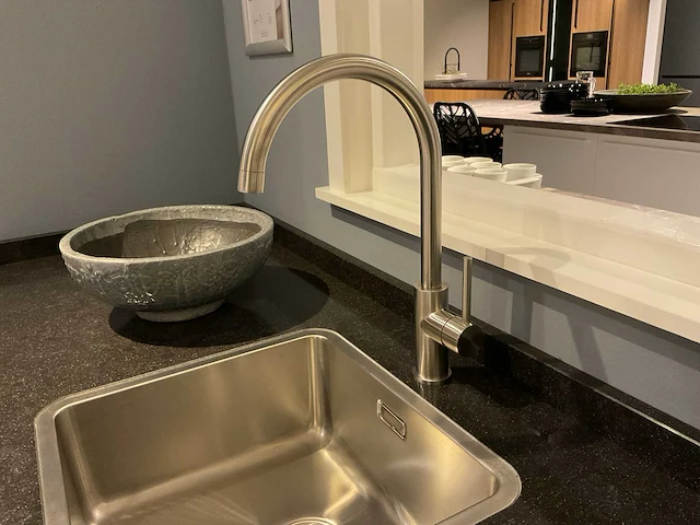 Schuller c via vienna satin hoekopgestelde showroomkeuken - afbeelding 20 van  28
