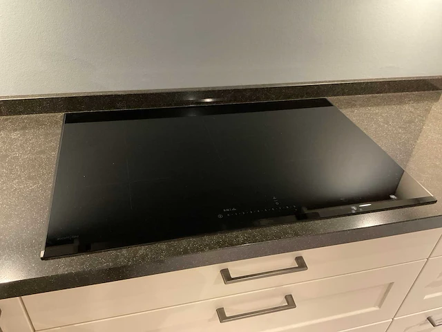 Schuller c via vienna satin hoekopgestelde showroomkeuken - afbeelding 21 van  28