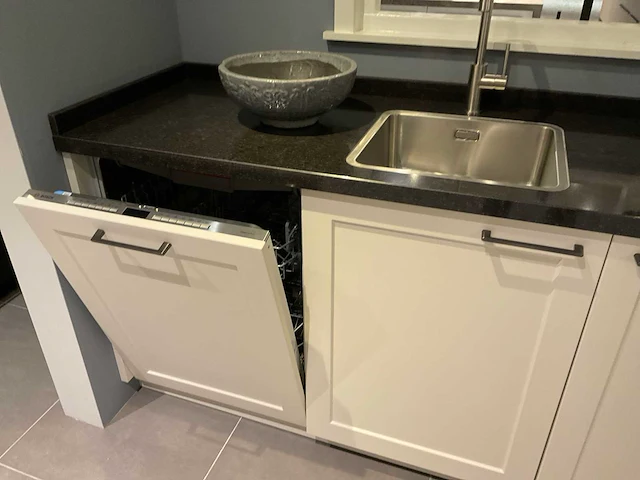 Schuller c via vienna satin hoekopgestelde showroomkeuken - afbeelding 24 van  28