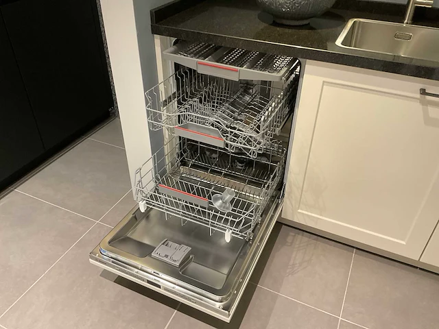 Schuller c via vienna satin hoekopgestelde showroomkeuken - afbeelding 25 van  28