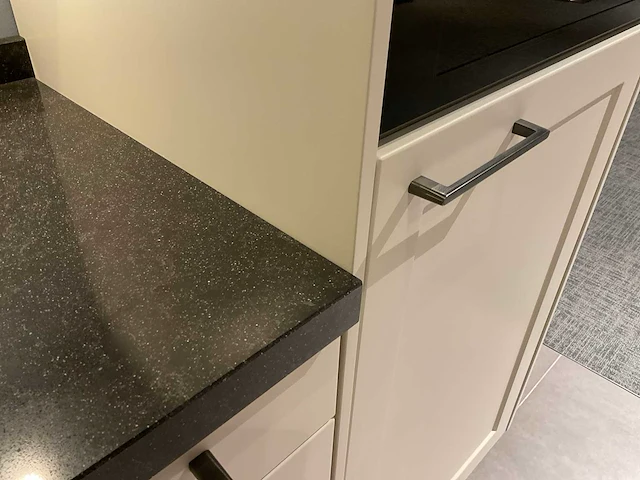 Schuller c via vienna satin hoekopgestelde showroomkeuken - afbeelding 26 van  28