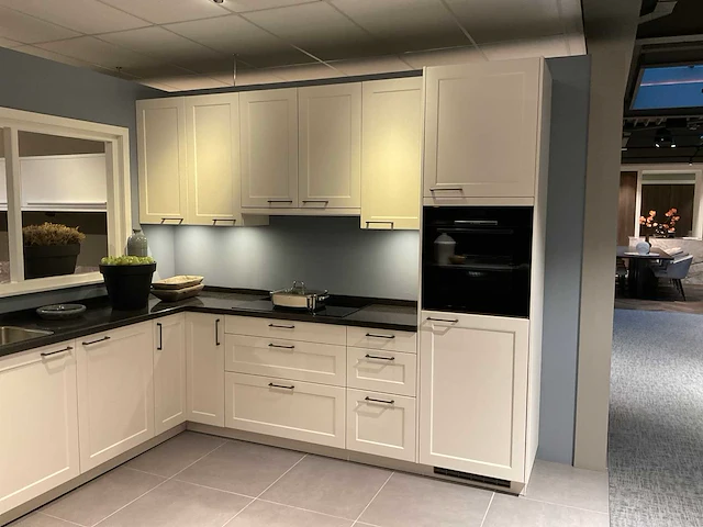 Schuller c via vienna satin hoekopgestelde showroomkeuken - afbeelding 2 van  28