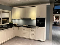 Schuller c via vienna satin hoekopgestelde showroomkeuken - afbeelding 2 van  28