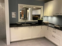 Schuller c via vienna satin hoekopgestelde showroomkeuken - afbeelding 3 van  28
