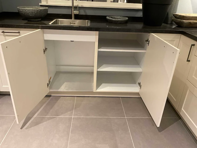 Schuller c via vienna satin hoekopgestelde showroomkeuken - afbeelding 6 van  28