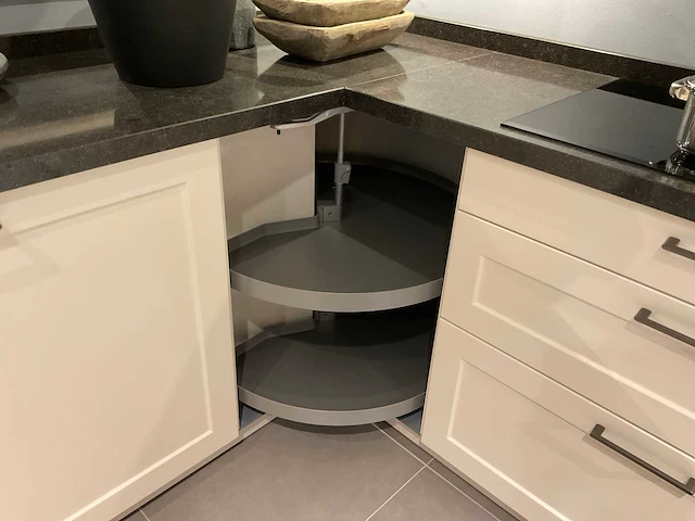 Schuller c via vienna satin hoekopgestelde showroomkeuken - afbeelding 7 van  28