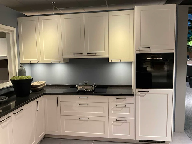 Schuller c via vienna satin hoekopgestelde showroomkeuken - afbeelding 8 van  28