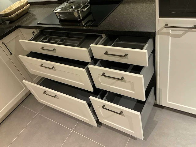 Schuller c via vienna satin hoekopgestelde showroomkeuken - afbeelding 9 van  28