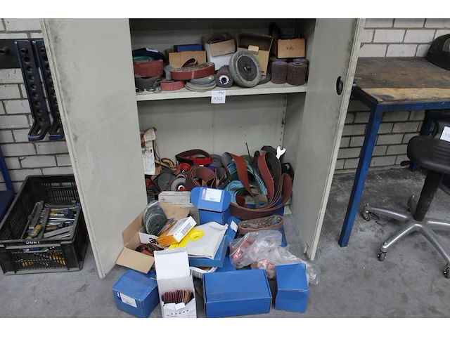 Schuur- en polijstproducten in en voor kast. - afbeelding 1 van  2