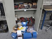 Schuur- en polijstproducten in en voor kast. - afbeelding 1 van  2