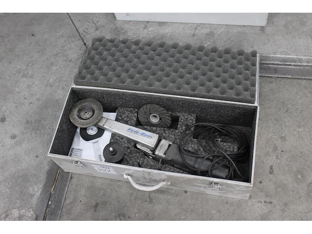 Schuurmachine finet easy in metalen box. - afbeelding 1 van  2