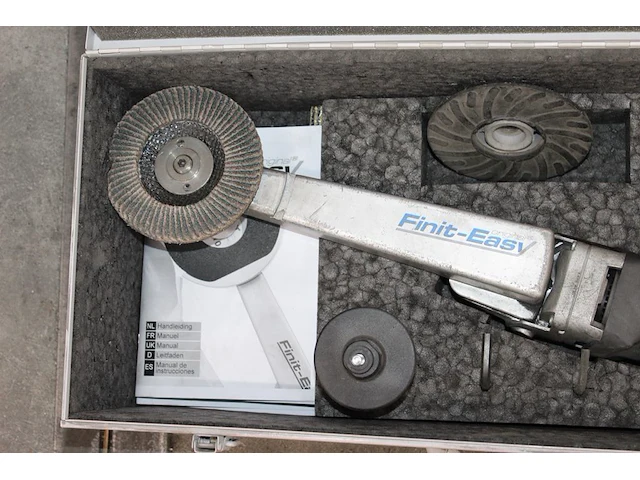 Schuurmachine finet easy in metalen box. - afbeelding 2 van  2