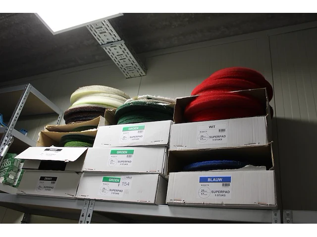 Schuurpads in en op 8 deels aangebroken dozen in diverse fijnheden. - afbeelding 1 van  2