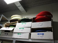 Schuurpads in en op 8 deels aangebroken dozen in diverse fijnheden. - afbeelding 1 van  2