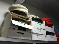 Schuurpads in en op 8 deels aangebroken dozen in diverse fijnheden. - afbeelding 2 van  2