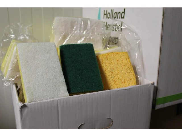 Schuursponzen en sponzen in 4 dozen. - afbeelding 2 van  2
