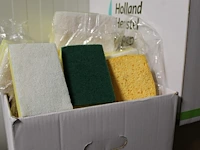 Schuursponzen en sponzen in 4 dozen. - afbeelding 2 van  2