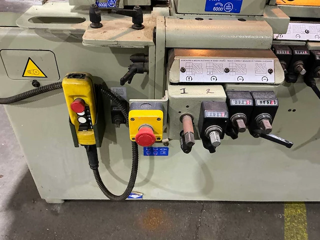 Scm - 1997 - compact 23 - vierzijdige profileer- en schaafmachine - afbeelding 9 van  23