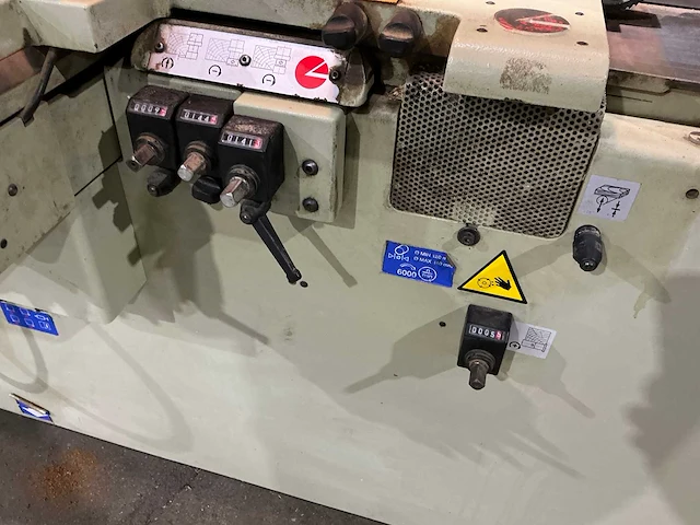 Scm - 1997 - compact 23 - vierzijdige profileer- en schaafmachine - afbeelding 10 van  23