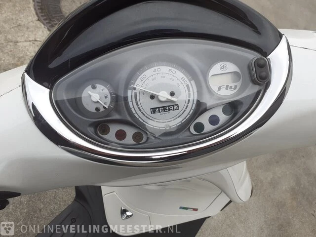 Scooter piaggio , fly 4t4v , wit, bouwjaar 2012 - afbeelding 2 van  13