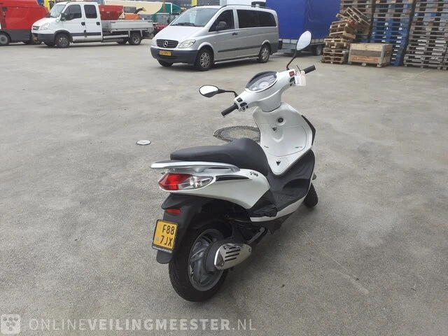 Scooter piaggio , fly 4t4v , wit, bouwjaar 2012 - afbeelding 10 van  13