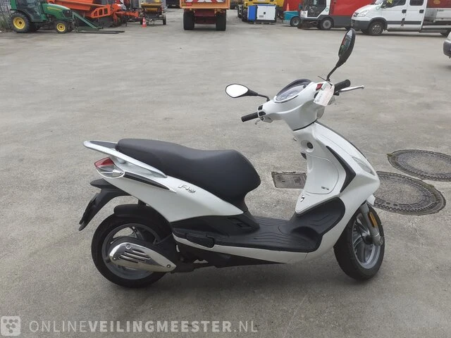 Scooter piaggio , fly 4t4v , wit, bouwjaar 2012 - afbeelding 11 van  13
