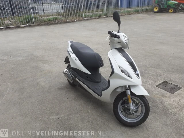 Scooter piaggio , fly 4t4v , wit, bouwjaar 2012 - afbeelding 12 van  13