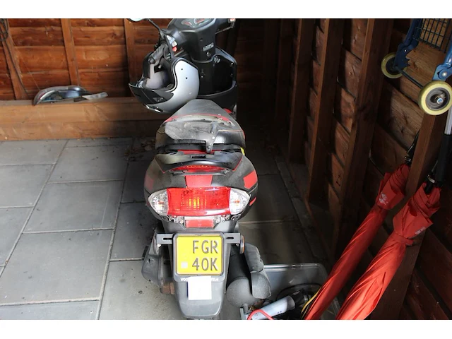 Scooter senzo urban. kenteken fgr40k. kilometerstand 4.596km. inclusief 2 helmen. let op: rem dient nagekek... - afbeelding 1 van  4