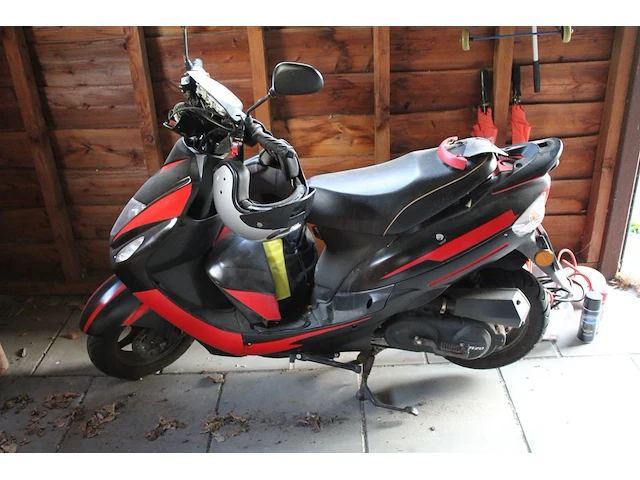 Scooter senzo urban. kenteken fgr40k. kilometerstand 4.596km. inclusief 2 helmen. let op: rem dient nagekek... - afbeelding 2 van  4