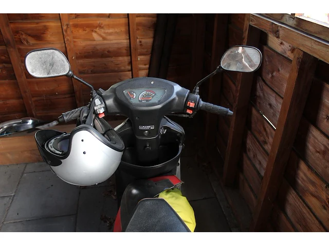 Scooter senzo urban. kenteken fgr40k. kilometerstand 4.596km. inclusief 2 helmen. let op: rem dient nagekek... - afbeelding 3 van  4