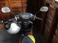 Scooter senzo urban. kenteken fgr40k. kilometerstand 4.596km. inclusief 2 helmen. let op: rem dient nagekek... - afbeelding 3 van  4