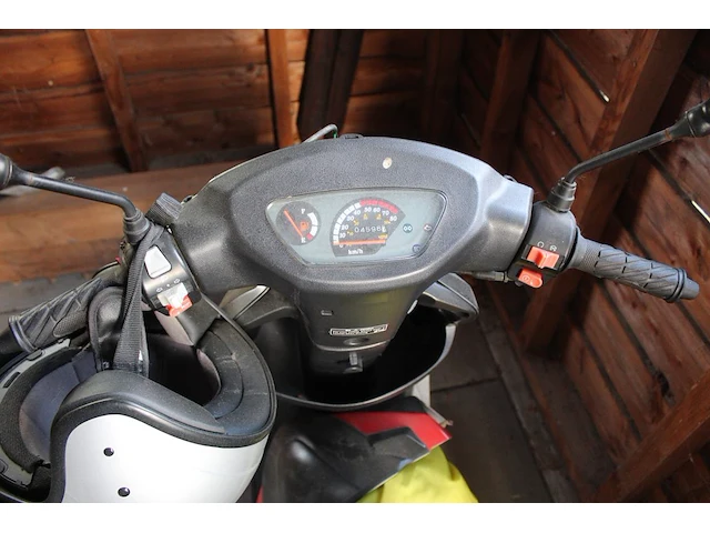 Scooter senzo urban. kenteken fgr40k. kilometerstand 4.596km. inclusief 2 helmen. let op: rem dient nagekek... - afbeelding 4 van  4