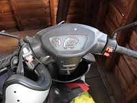 Scooter senzo urban. kenteken fgr40k. kilometerstand 4.596km. inclusief 2 helmen. let op: rem dient nagekek... - afbeelding 4 van  4