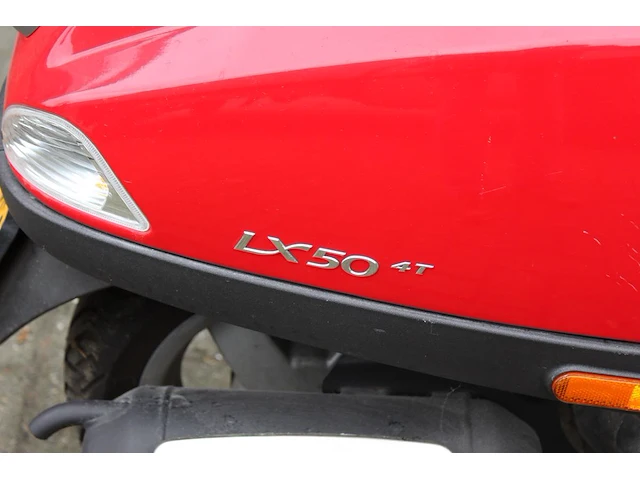 Scooter vespa piaggio c38 met kenteken fs-936-k. datum eerste toelating 29-05-2008. - afbeelding 6 van  8