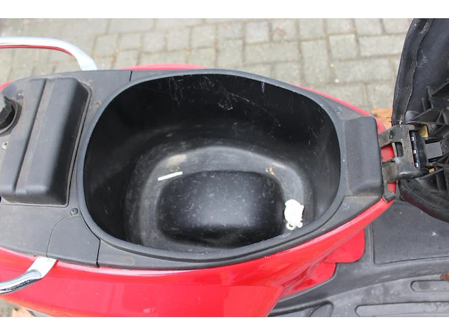 Scooter vespa piaggio c38 met kenteken fs-936-k. datum eerste toelating 29-05-2008. - afbeelding 7 van  8